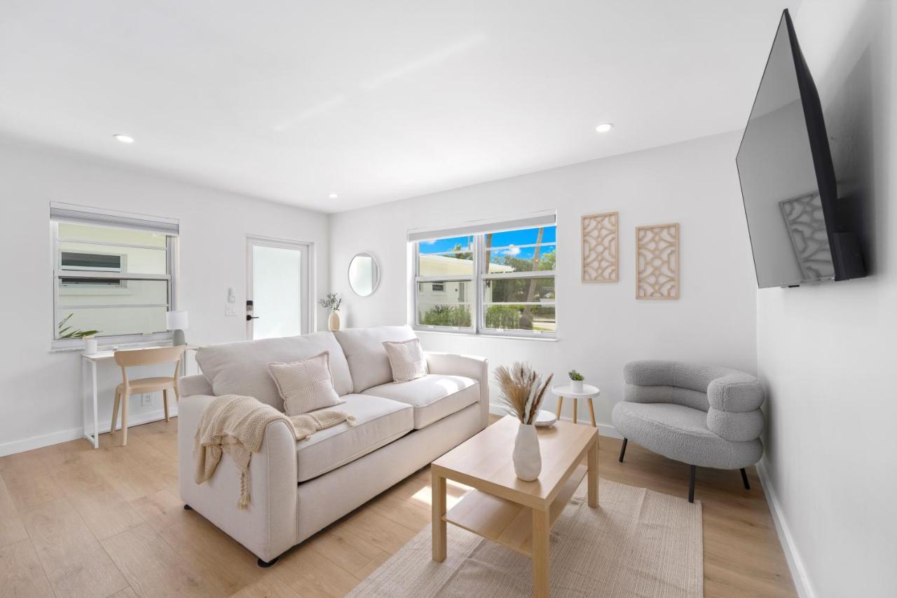 M Lake Worth Beach - Modern Villas Near West Palm Beach, Chic Retro Vibes, King Bed, Cozy Backyard, Bbq, Workspace, High-Speed Internet, Free Parking, 5 Minutes To Downtown & Beach Dış mekan fotoğraf